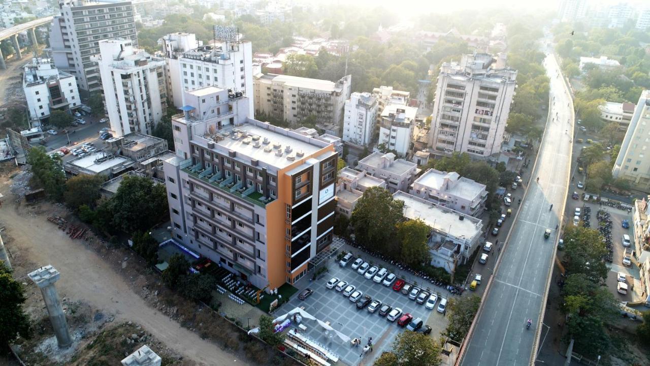 Apricot Hotel , Ahmedabad Bagian luar foto