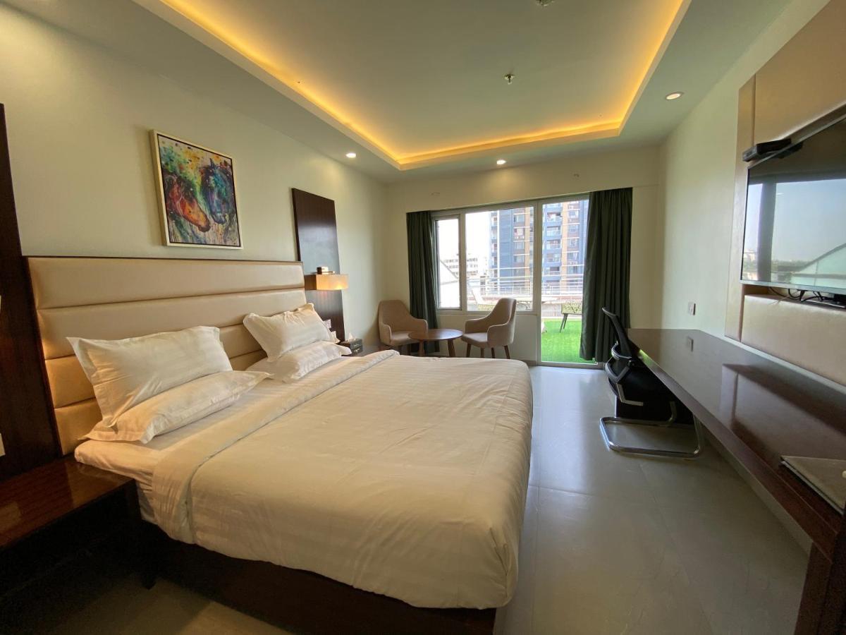 Apricot Hotel , Ahmedabad Bagian luar foto
