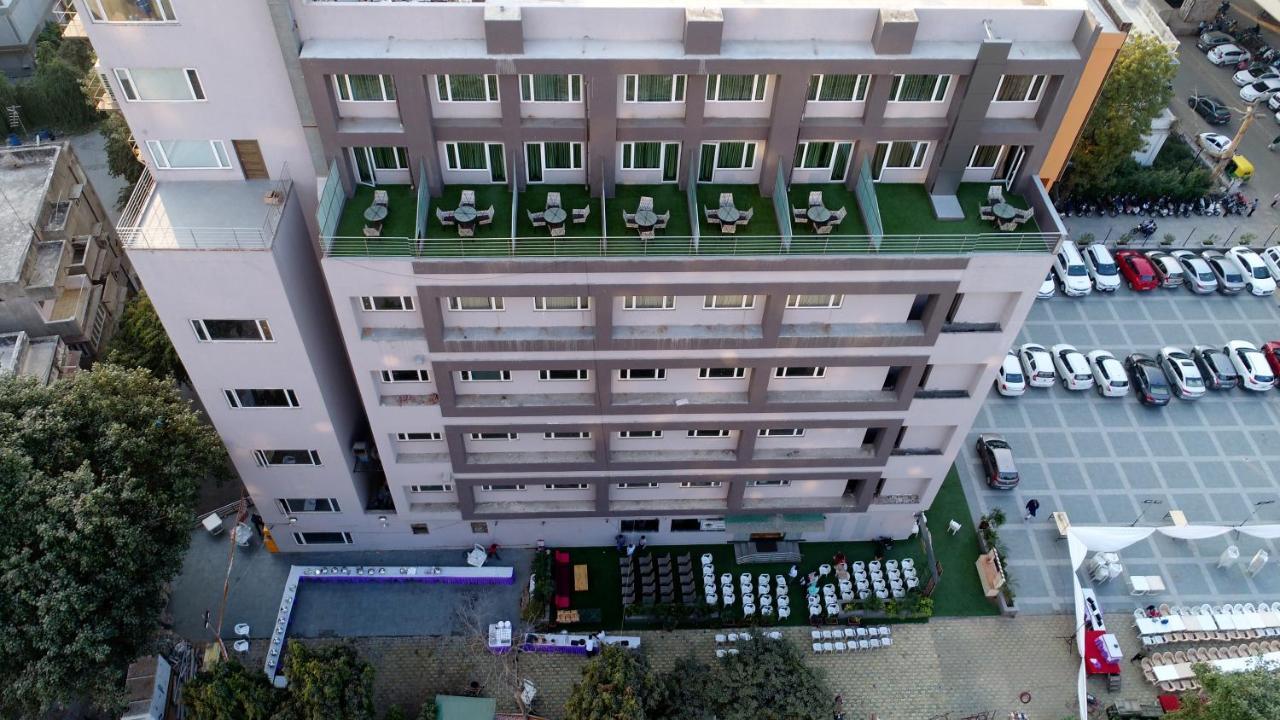 Apricot Hotel , Ahmedabad Bagian luar foto