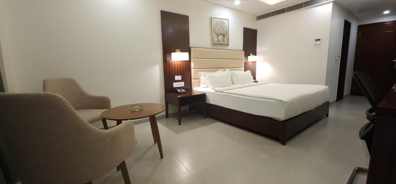 Apricot Hotel , Ahmedabad Bagian luar foto