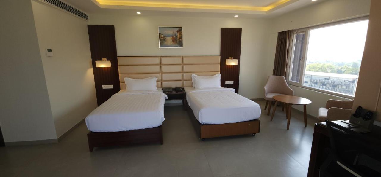 Apricot Hotel , Ahmedabad Bagian luar foto