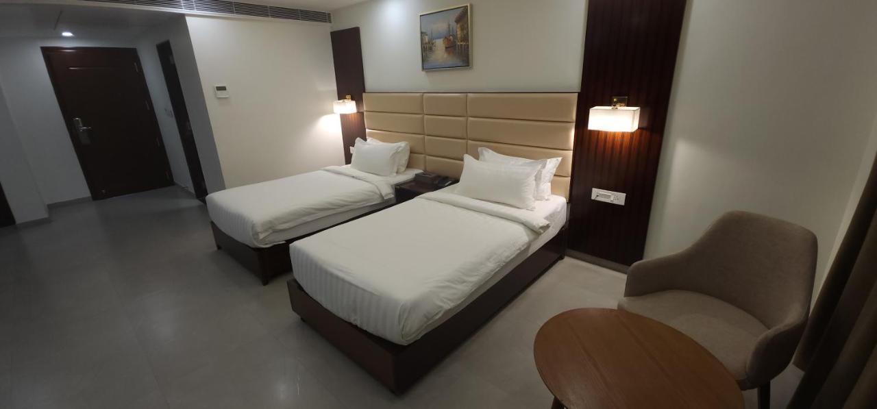 Apricot Hotel , Ahmedabad Bagian luar foto