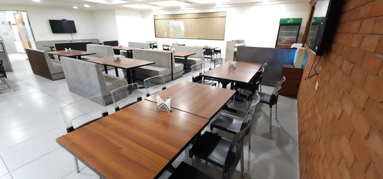 Apricot Hotel , Ahmedabad Bagian luar foto