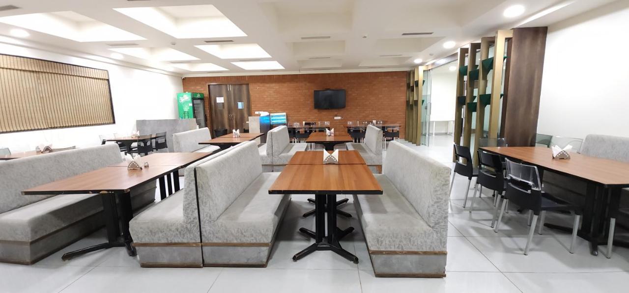 Apricot Hotel , Ahmedabad Bagian luar foto
