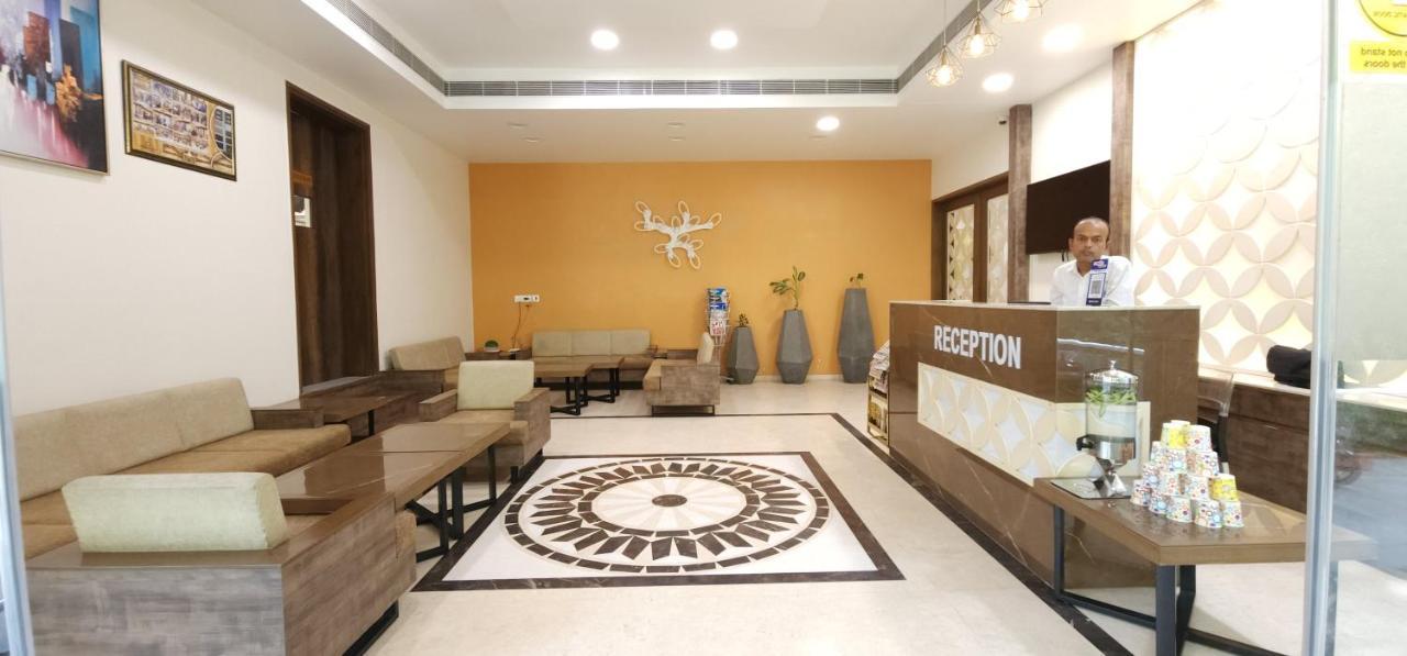 Apricot Hotel , Ahmedabad Bagian luar foto