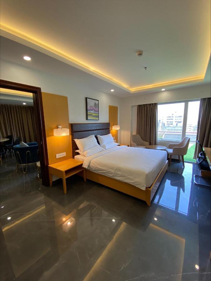 Apricot Hotel , Ahmedabad Bagian luar foto